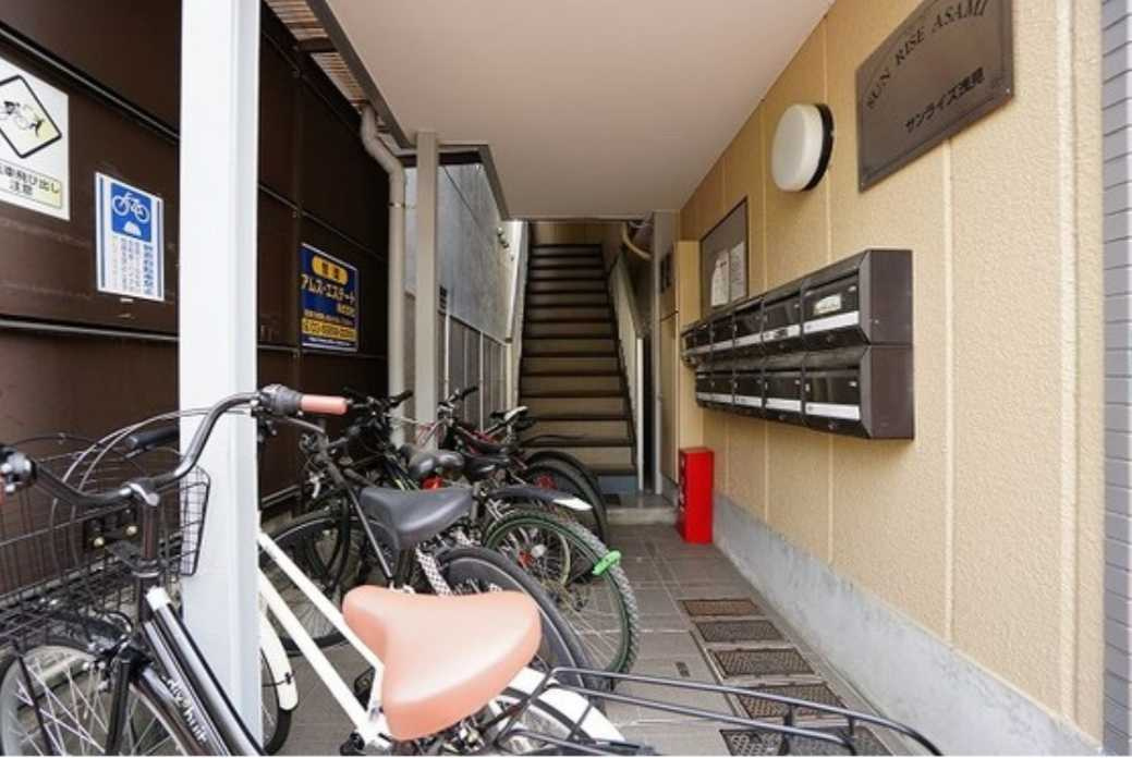 サンライズ浅見　南西角部屋　礼金0　室内洗濯機置場のエントランス