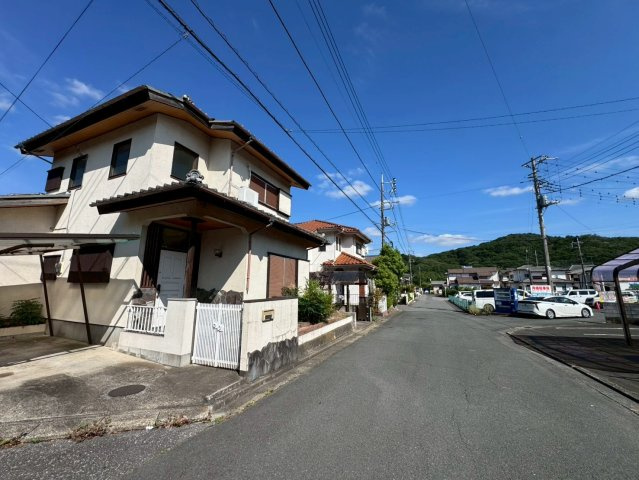 -三丁目不動産-　小川町東小川4丁目　東南角地の前面道路含む現地写真