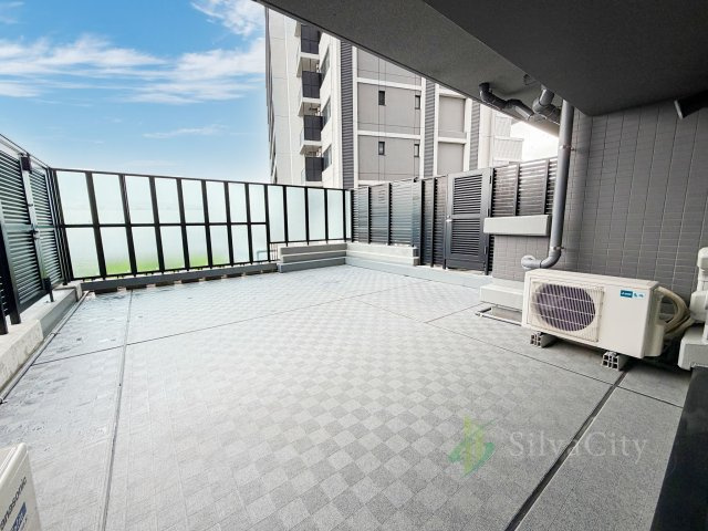 シティタワー駒沢大学ステーションコートタワー棟のバルコニー