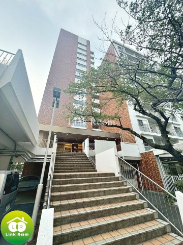 深川住宅 B棟のエントランス