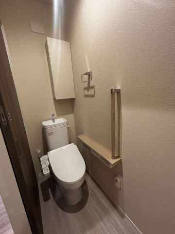 （シニア限定）SHIMANOのトイレ|手すり付きでつまづき防止/温水洗浄便座付き/緊急通報システム付き