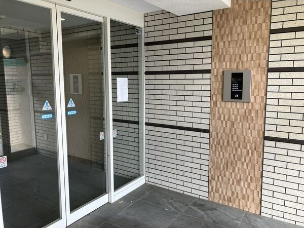メリディアンなないろの里四番館のエントランス