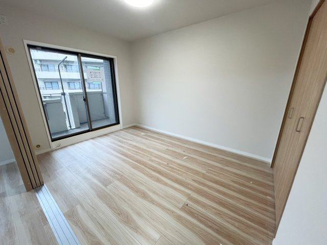 ユアコート所沢壱番館の洋室|リビング横の5.6帖の洋室です！扉を開くと開放感があり、リビング・ダイニングとしても大活躍♪