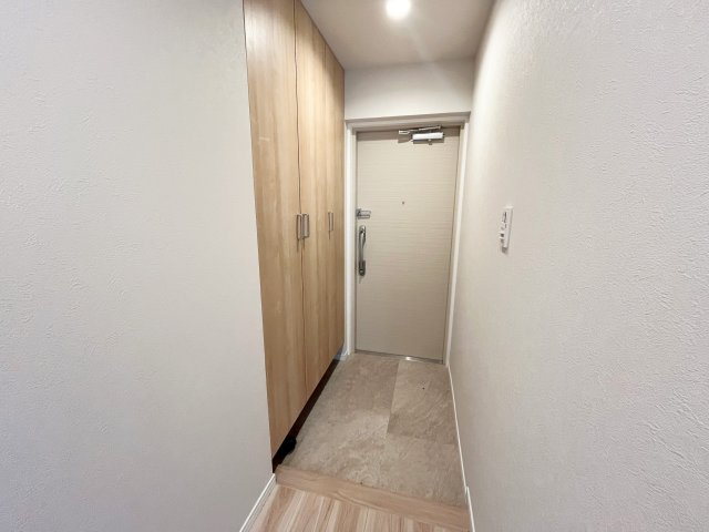 ユアコート所沢壱番館の玄関|収納スペースも豊富！収納内は可動式棚なので靴以外の収納も可能です♪