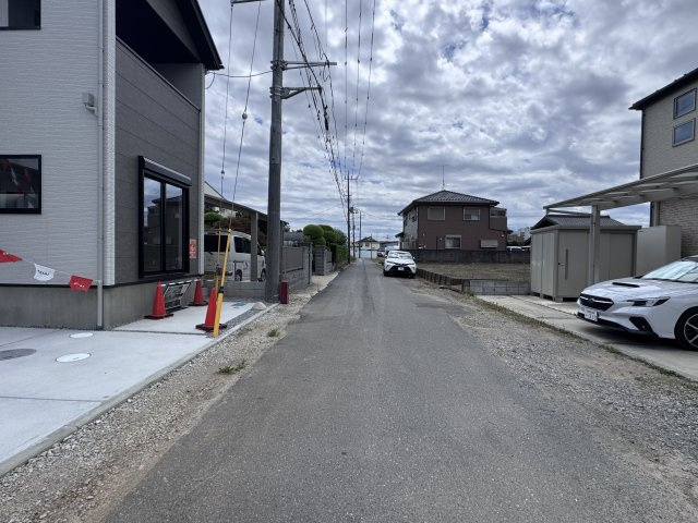 三郷市新和３丁目新築戸建【新和小学校：10分】の前面道路含む現地写真|南側前面道路・幅員約5.8ｍ