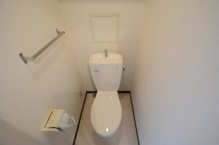 シンプルで使いやすいトイレです♪