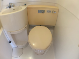 浴室内にトイレがあります！
