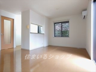 グランバリエ３４０　Ｂ棟の居間・リビング|新品エアコン付き！