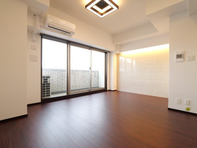 プレジオ西宮北口の居間・リビング|フローリングカラーは部屋毎にタイプ違い有り（1.4階グレージュ、2.5階ホワイト、3.6階ブラウン）