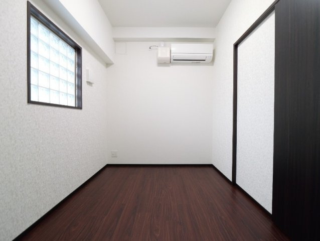 プレジオ西宮北口の居間・リビング|フローリングカラーは部屋毎にタイプ違い有り（1.4階グレージュ、2.5階ホワイト、3.6階ブラウン）