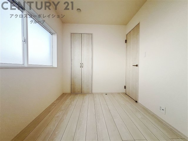洗濯物の仕分け作業がしやすく、整理整頓が容易になります。洗濯音や湿気を他の部屋に持ち込まず、生活環境を快適に保ちます。上部を活用すれば収納スペースを確保でき洗剤や洗濯用品の整理もしやすくなります。
