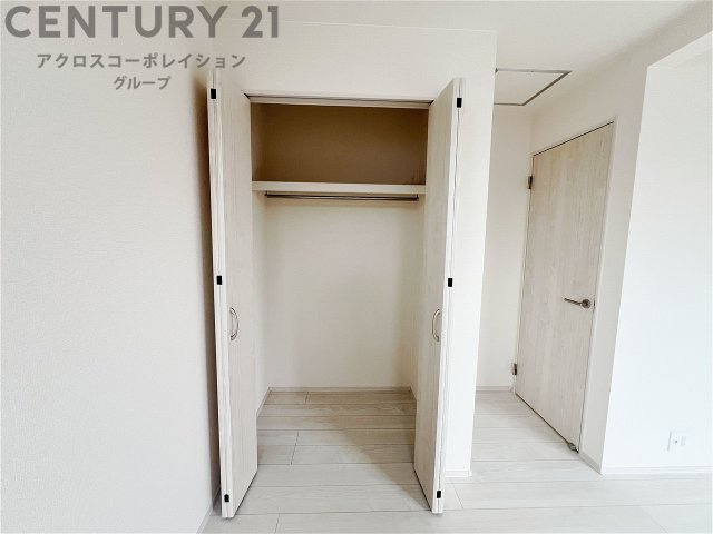 大きな玄関収納付きの玄関です　家族皆様の履物をしっかり収納できます　姿見付きでお出かけ前の身だしなみチェックに便利です
