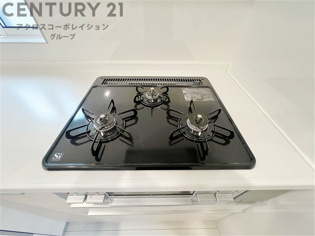 多数の調理器具を同時に使用でき、料理の効率化が可能。省エネで節約になり、様々な料理スタイルに適応できます。また、火力調整が独立しており、手入れや掃除もしやすく、今よりもっとお料理が楽しくなるかも。