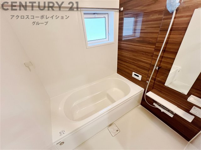 暖房機能があるため、冬場でも温かい浴室で入浴でき、乾燥機能があるため、水気を素早く取り除けます。また、換気機能があるため、湿気を素早く排出してカビや雑菌の発生を防ぐことができます。
