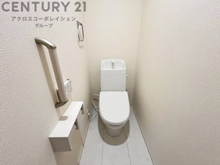 温水洗浄便座付トイレは温水洗浄機能により、暖かい水でおしりを洗浄することができ、冷たい水を使う従来の便座に比べ、温水洗浄機能で暖かいトイレを提供し、快適な使用を可能にします。