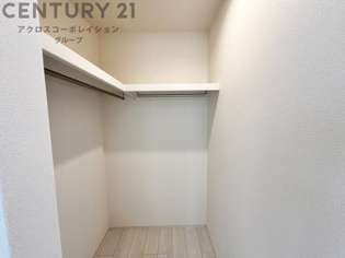 収納力が高く洋服や小物を整理しやすく、更衣室のように使え、部屋がすっきり保てます。収納の配置を自由に調整でき、換気性が良く防湿・防虫対策も可能。快適で機能的な生活空間を実現できます♪

