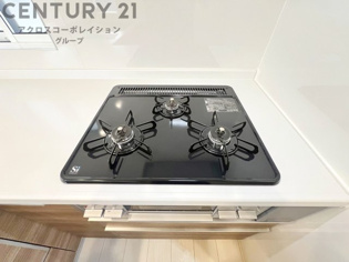 ユニットバスは省スペースでありながら、シンプルな設計と使いやすさを備え、簡便なメンテナンスが可能です。またミラー・小物置き場もあり便利です。

