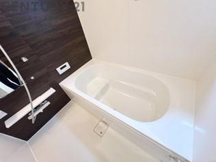 温水洗浄便座付トイレは温水洗浄機能により、暖かい水でおしりを洗浄することができ、冷たい水を使う従来の便座に比べ、温水洗浄機能で暖かいトイレを提供し、快適な使用を可能にします。
