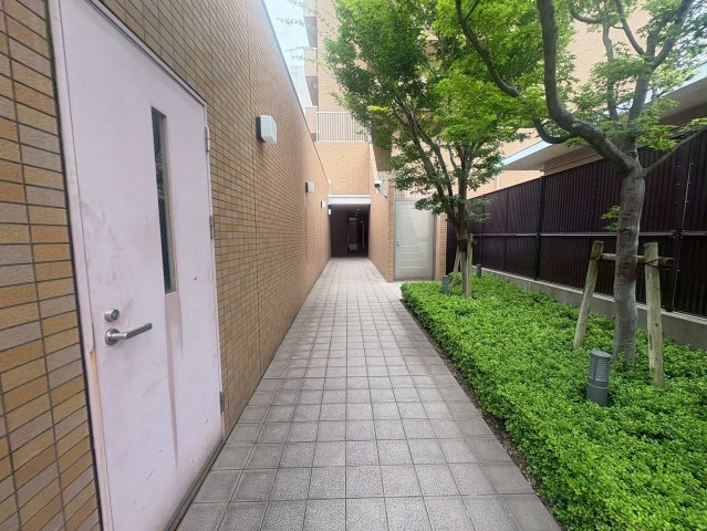 吹田市垂水町２丁目の賃貸マンションのエントランス