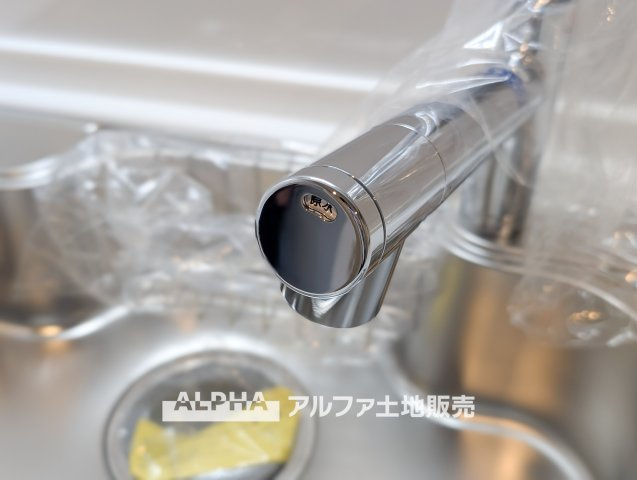 メゾンエクレーレニュー昭島のキッチン|【Water cleaner】
◆浄水器◆蛇口から流れ出すお水はクリーンでいつも楽しめます。また浄水器内臓シャワー混合栓なので場所取らずのスッキリとしたスタイルです。