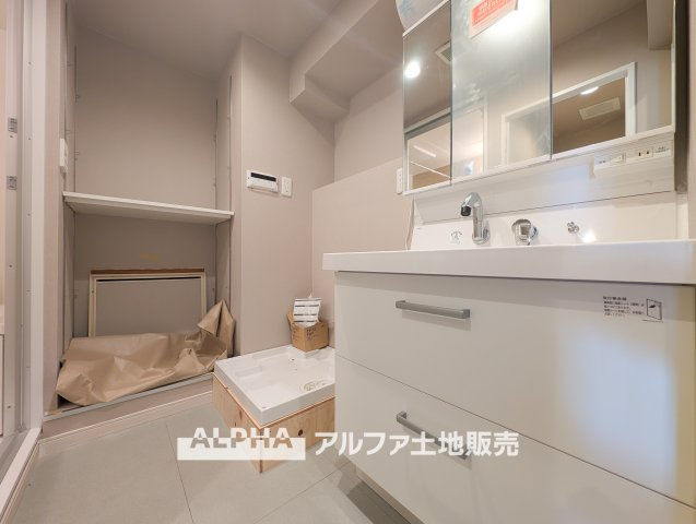 メゾンエクレーレニュー昭島のランドリースペース|【Laundry space】
◆ランドリースペース◆広々した空間で雨の日でも十分に洗濯物を乾かすことが出来ます。バスルームには浴室換気乾燥機も付いているので重宝しますね。