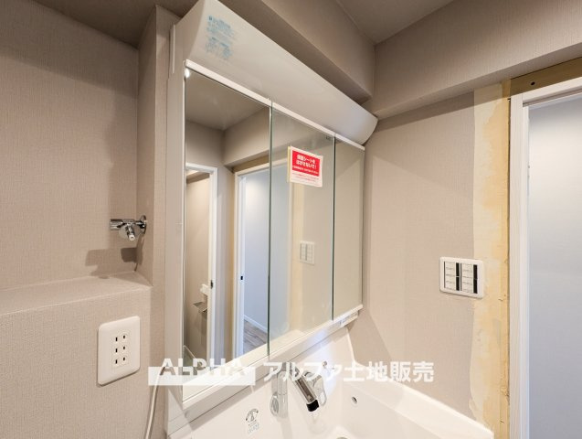 メゾンエクレーレニュー昭島の独立洗面台|【Vanit】◆洗面台◆身支度がしやすい洗面台は、収納力にも配慮した設計。朝の準備から帰宅後まで、家族みんなが使いやすい空間です。