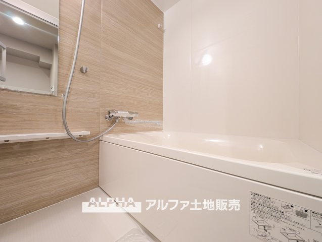 メゾンエクレーレニュー昭島の浴室|【Bath room】
◆バスルーム◆一日の疲れをゆっくり癒せる落ち着いたバスルーム。浴室乾燥機付きで天候を気にせず洗濯でき、毎日の暮らしにも便利な空間です。