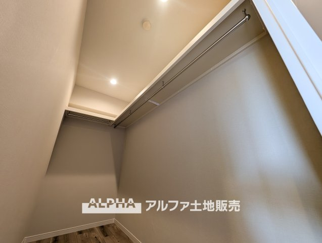 メゾンエクレーレニュー昭島の収納|【walk in closet】
◆ウォークイン・クローゼット◆大好きな服、大事なバッグやアクセサリー、そして大切な思い出の品々。そんなものを傍らにそっと置いておきたい。そんな時に重宝しますね