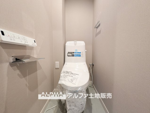 メゾンエクレーレニュー昭島のトイレ|【Warm water flush toilet】
◆温水洗浄便座付きトイレ◆お掃除も楽々。快適に過ごすためには今や欠かせない設備の一つです。壁掛けリモコンで使いやすくいつでも清潔に保てます。