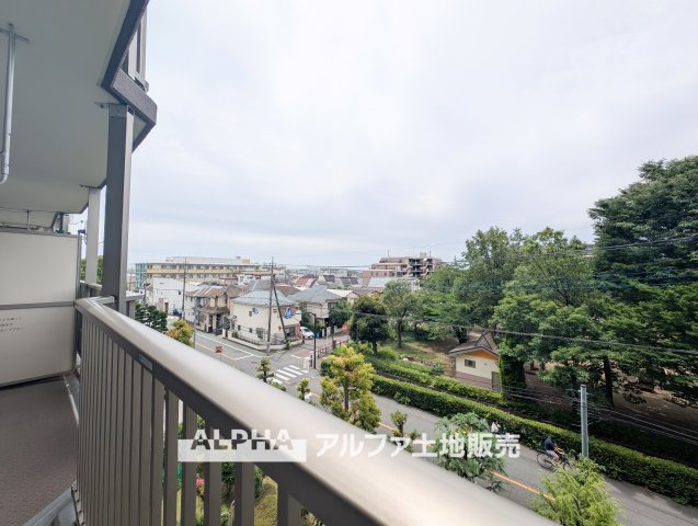 メゾンエクレーレニュー昭島のバルコニー|【Balcony】◆バルコニー◆日当たりの良いバルコニーは、洗濯物がよく乾くだけでなく、外の空気を感じながらひと息つける場所。暮らしに心地よい余白をもたらします。