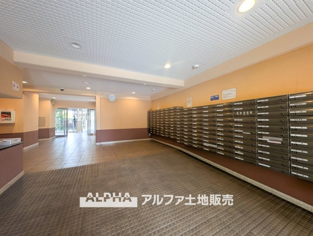 メゾンエクレーレニュー昭島のエントランス|【Auto-lock system】
◆エントランス◆にオートロックを採用。外部からの出入りを管理し、日々の暮らしに落ち着きをもたらします。