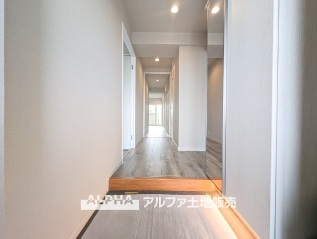 メゾンエクレーレニュー昭島の玄関|【Welcome Space】
◆玄関◆帰宅時にほっとできる、穏やかな空気感の玄関。整った空間が日々の切り替えを自然にサポートし、来客時にも好印象を与えます。