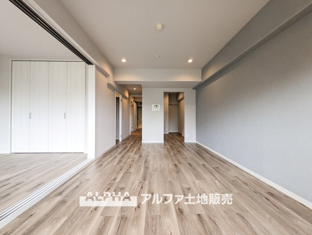 メゾンエクレーレニュー昭島の居間・リビング|【restful 】
◆日々の暮らしの中で◆少し照明を意識すると住空間がよくなり安らげる住まいへと変わって行く。ダウンライトの明かりと、広い空間で家族の暮らしが向上する。