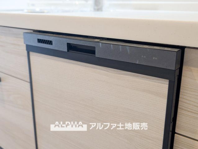 メゾンエクレーレニュー昭島のキッチン|【Food washing machine】
◆食洗機◆お子様の面倒を見れる時間が増え時短になります。加えて手荒れも防げてしかも節水が高い為、大変人気があり重宝します。