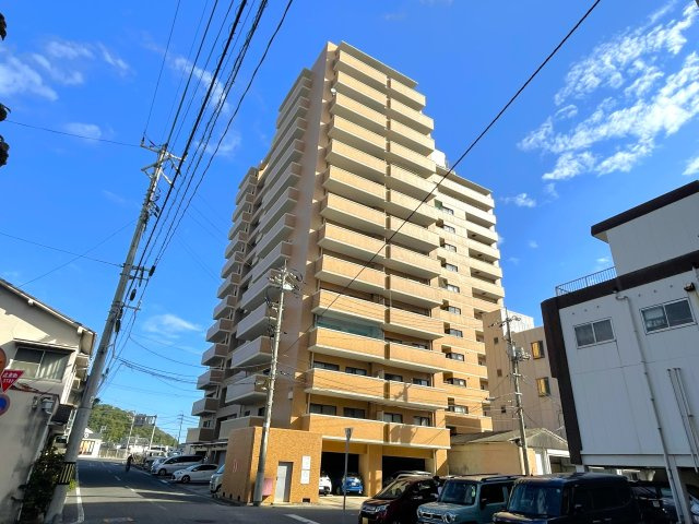 アーバンタワー麻里布の外観