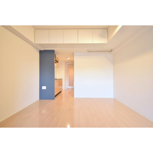 SERENiTE江坂四番館の居間・リビング