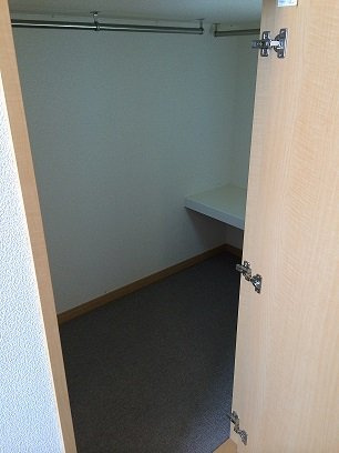 レオパレス嵯峨野の内装|ベット下の収納です。