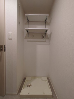 便利な棚付きの洗濯機置場