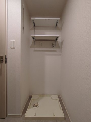 便利な棚付きの洗濯機置場
