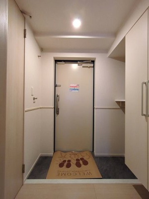 広々とした段差のない玄関