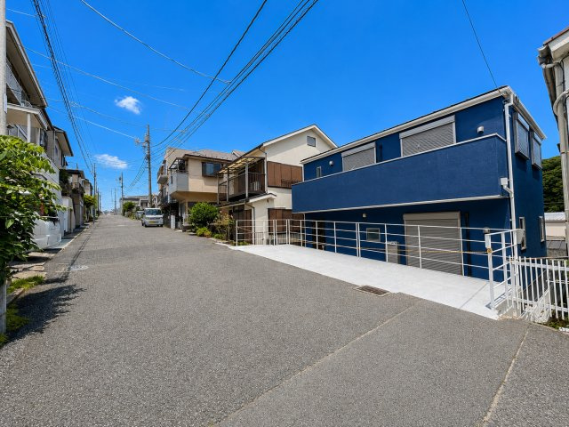【横浜市南区六ツ川2丁目110-13新築戸建て】★仲介手数料無料★（六つ川西小学校・六ツ川中学校）の前面道路含む現地写真