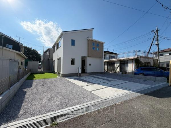 前橋市駒形町3期1棟 1号棟の前面道路含む現地写真|並列駐車可能な駐車場