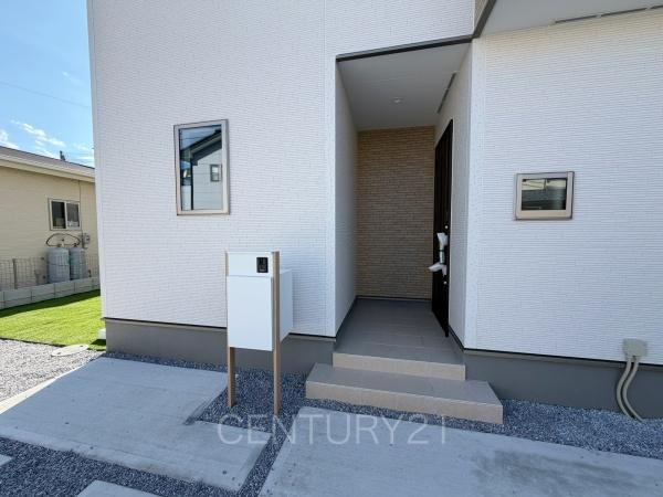 前橋市駒形町3期1棟 1号棟の玄関|スマートキー付きの玄関。
鍵を探すことなくドアの開閉が可能です。
郵便物を守る鍵付きポストです。
インターホンは録画機能付きで防犯面に優れます。