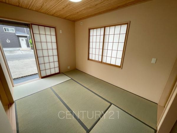 前橋市北代田町中古住宅の和室|和室はLDKと続き間で開放感があります。
引き戸で仕切れますので状況に合わせた使い方ができます。