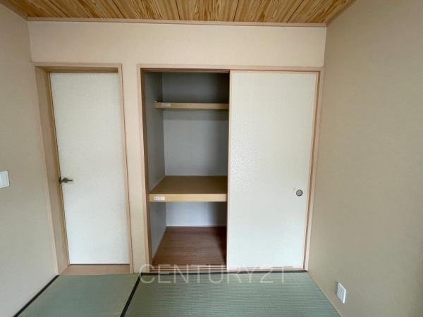 前橋市北代田町中古住宅の収納|布団も収納し易い仕切り棚付きです。