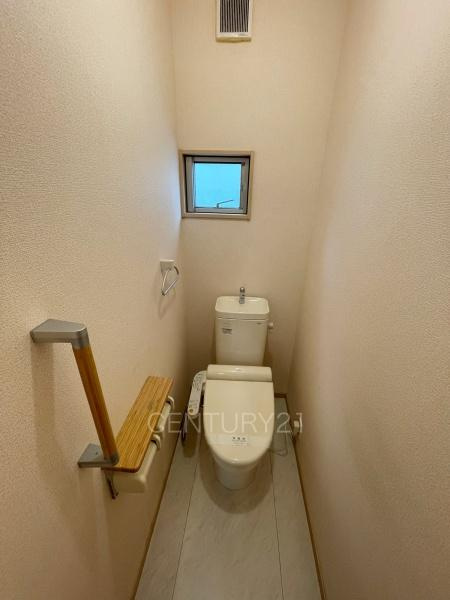 前橋市北代田町中古住宅のトイレ|１階トレイです。
温水シャワー洗浄機能付きです。
手摺り付きです。