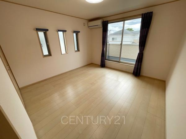 前橋市北代田町中古住宅の寝室|２面採光の明るい洋室です。