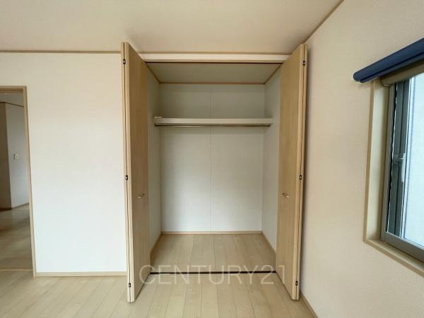 前橋市北代田町中古住宅の収納|ハンガーパイプ付きクローゼットです。