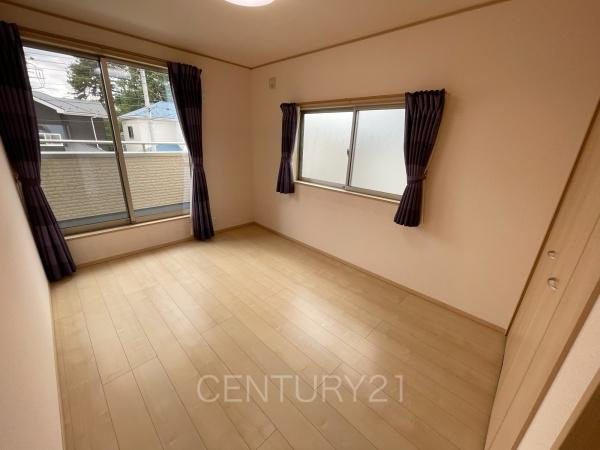 前橋市北代田町中古住宅の子供部屋|２面採光の明るい洋室です。