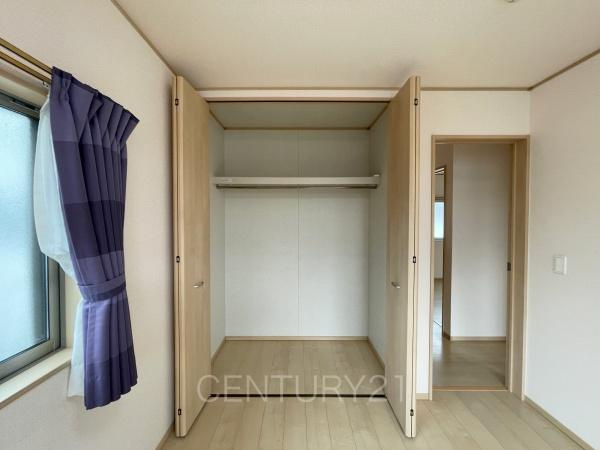 前橋市北代田町中古住宅の収納|ハンガーパイプ付きクローゼットです。